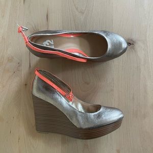 r2 Metallic Bronze Wedges